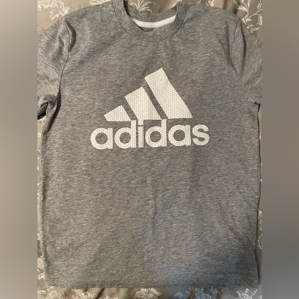 Boy adidas top used once size small! Take me 🏡